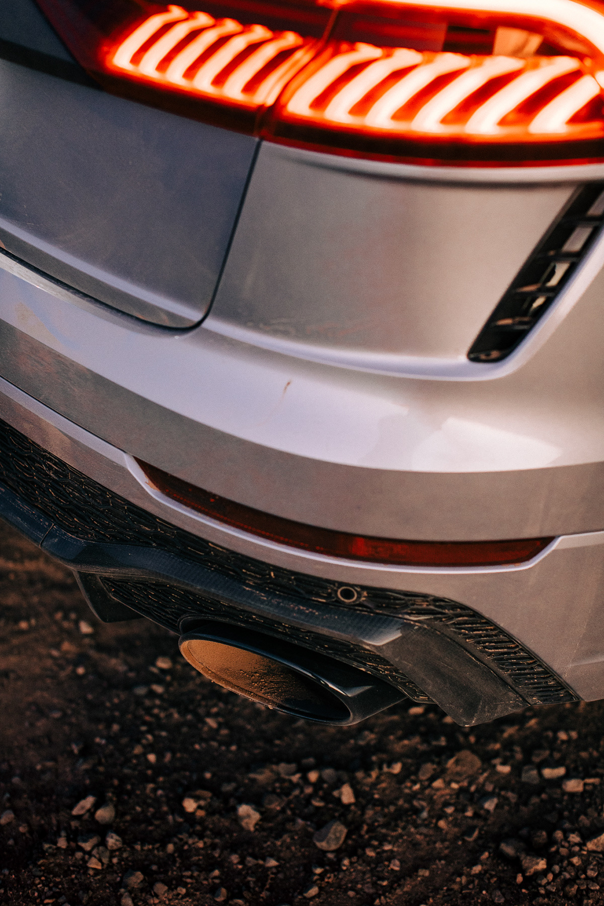Audi-RSQ8-Exhaust-Sand-Dune