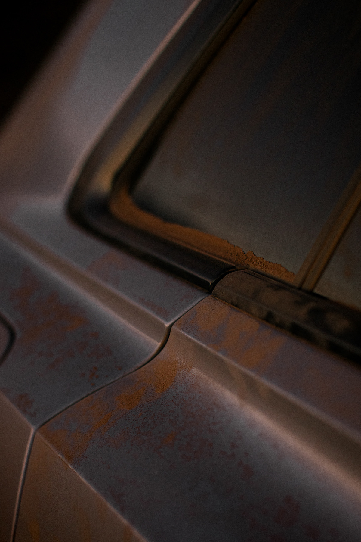 Audi-RSQ8-Feiner-Sandstaub-Fenster