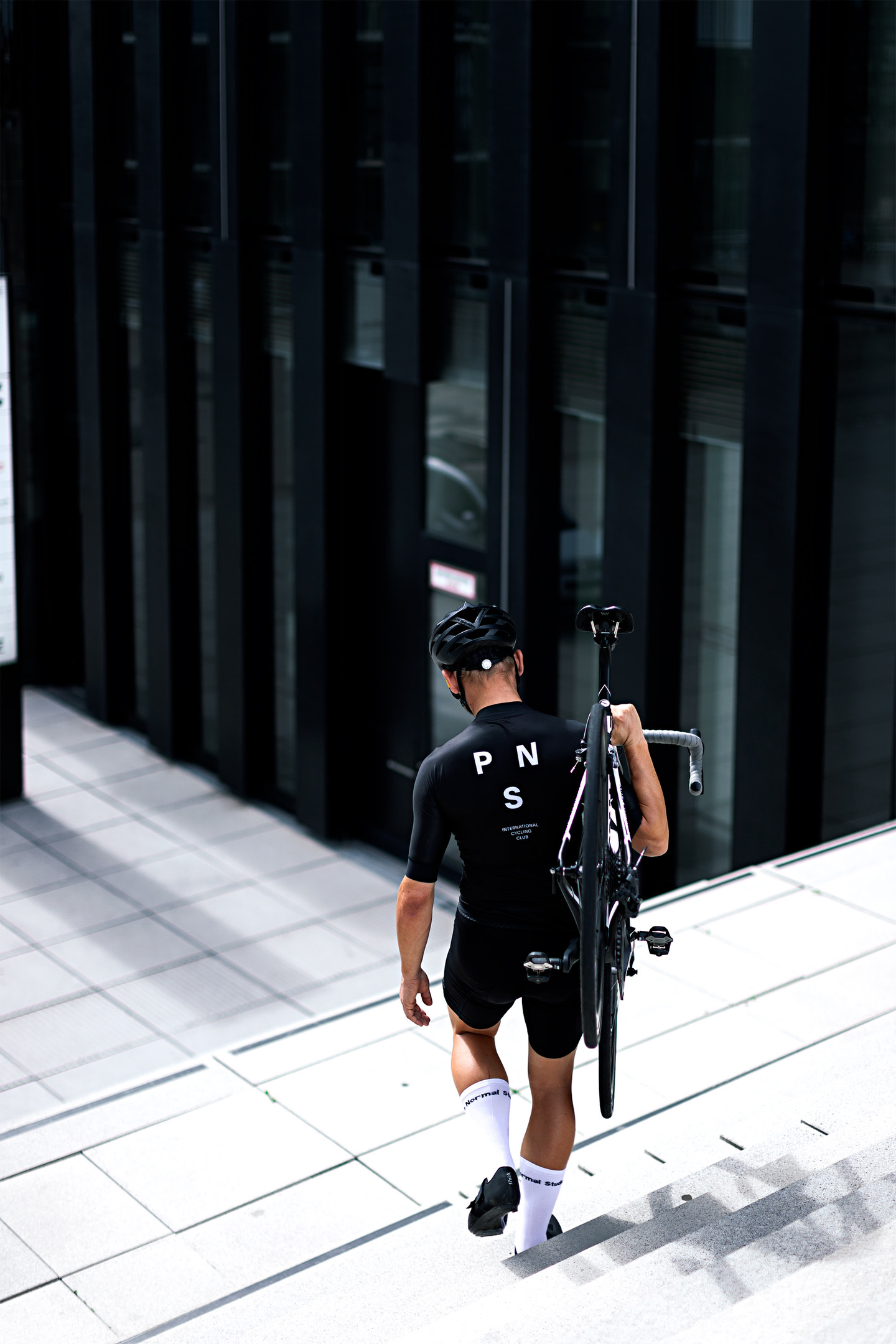rennradfahrer-traegt-bike-pas-normal-studio